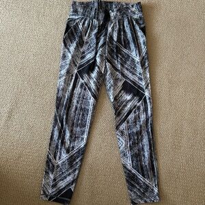 Lululemon fun pants/joggers style, like new! Beautiful B&W pattern, great fit